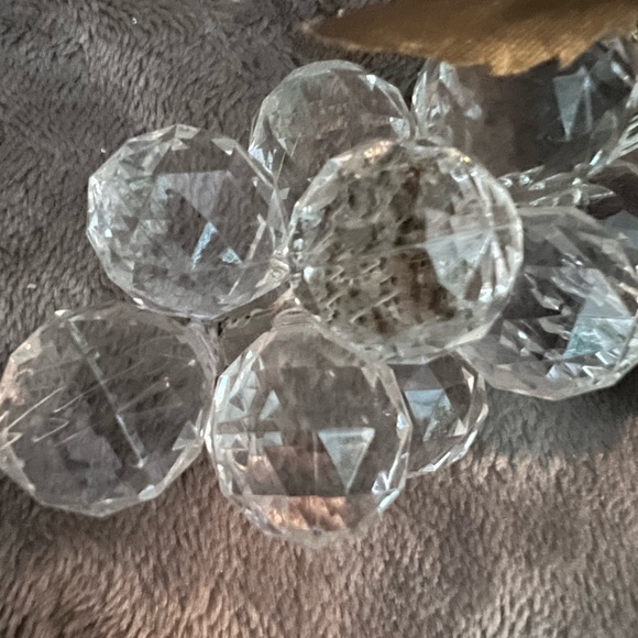 Vintage Acrylic Lucite Grapes Cluster Bright Clear Faceted Gold Shiny Leaves - Picture 3 of 8